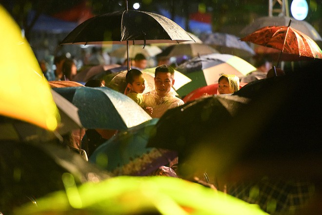 Người lớn, trẻ nhỏ Hà Nội đội mưa khai trương phố đi bộ Trịnh Công Sơn